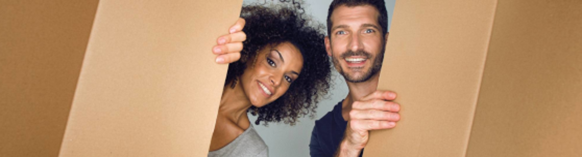 Een koppel kijkt door een doos