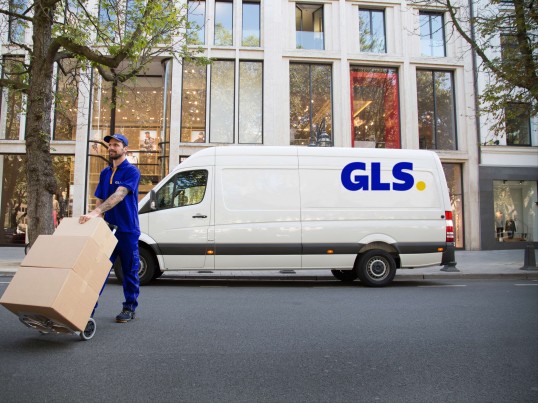  Deliveryman van city GLS logo