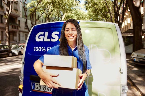 Repartidora de GLS repartiendo paquetes