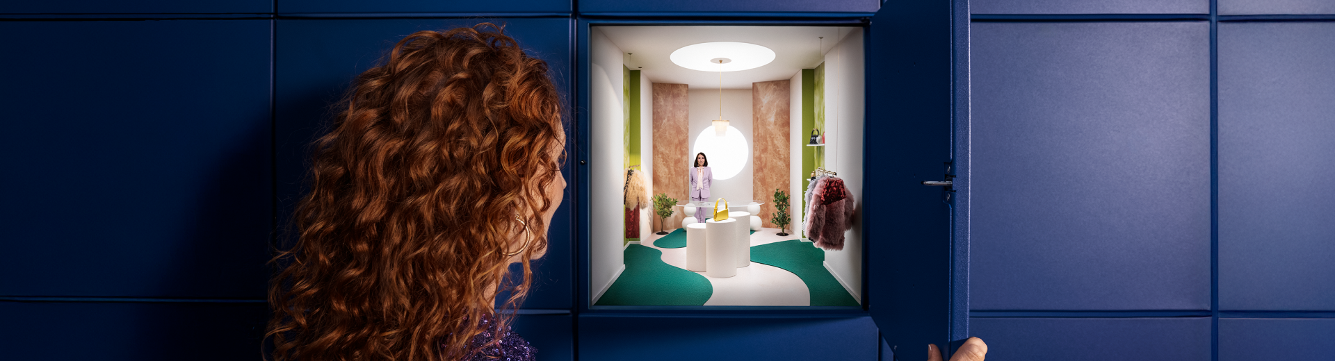 Nainen avaa pakettiautomaatin lokeron, jonka sisältä avautuu näkymä myymälään ja verkkokauppiaan GLS-noutopisteisiin.