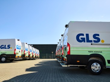 Sähköpakettiautoja rivissä