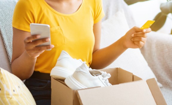 Jeune femme qui découvre son achat commandé sur internet