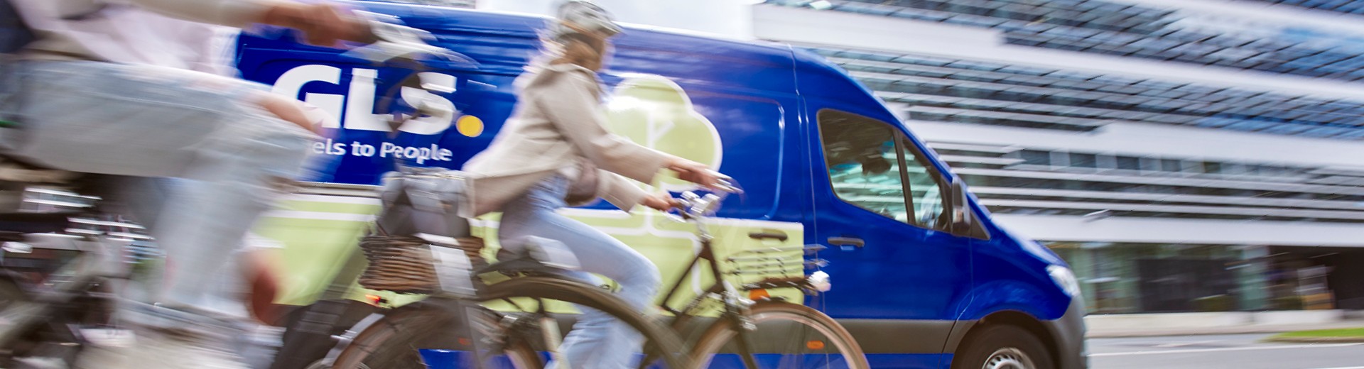 Van de livraison GLS qui traverse la ville