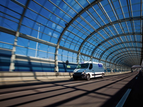 GLS csomagszállító autó