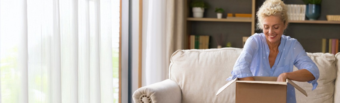 immagine decorativa con donna che apre la scatola