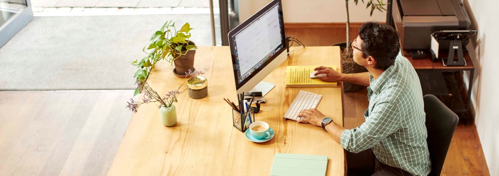 Mann, der in einem Laden am PC arbeitet