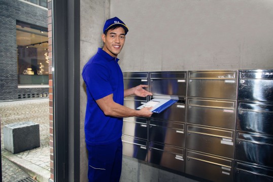 Persoon bezorgd in een brievenbus