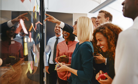 Pracownicy sprawdzają tablicę ogłoszeń