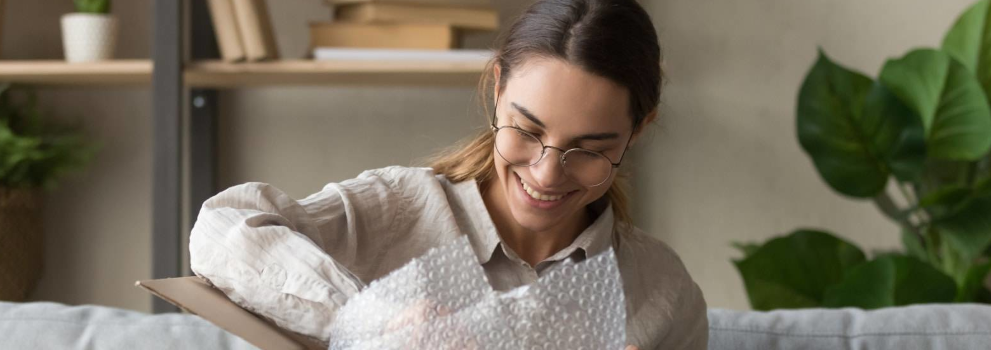 Kobieta nadaje paczkę