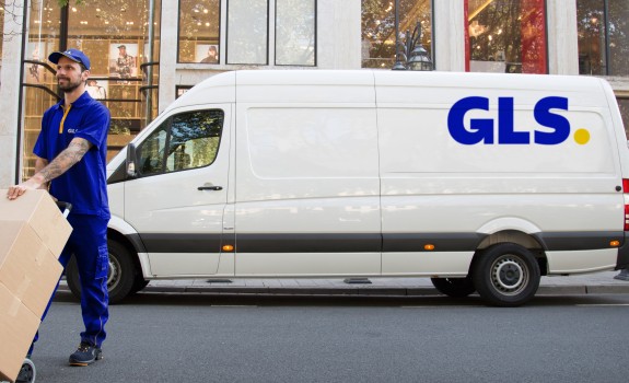 curier cu mașina de livrare în fundal