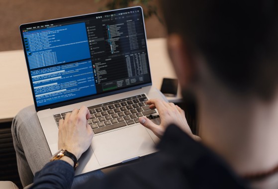 Bărbat lucrând la computer 