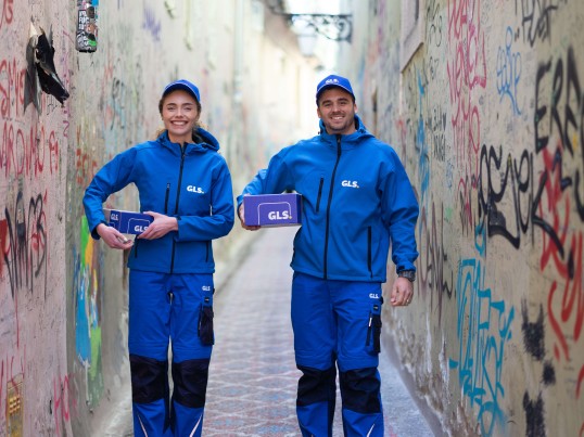 Kuriri dostavljaju paket u gradu