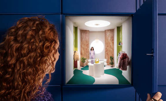 Ženska odpira predal Paketomata