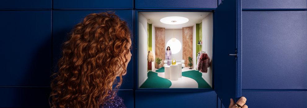 Ženska odpira predal Paketomata