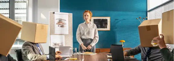 Ženska s prezentacijo na sestanku